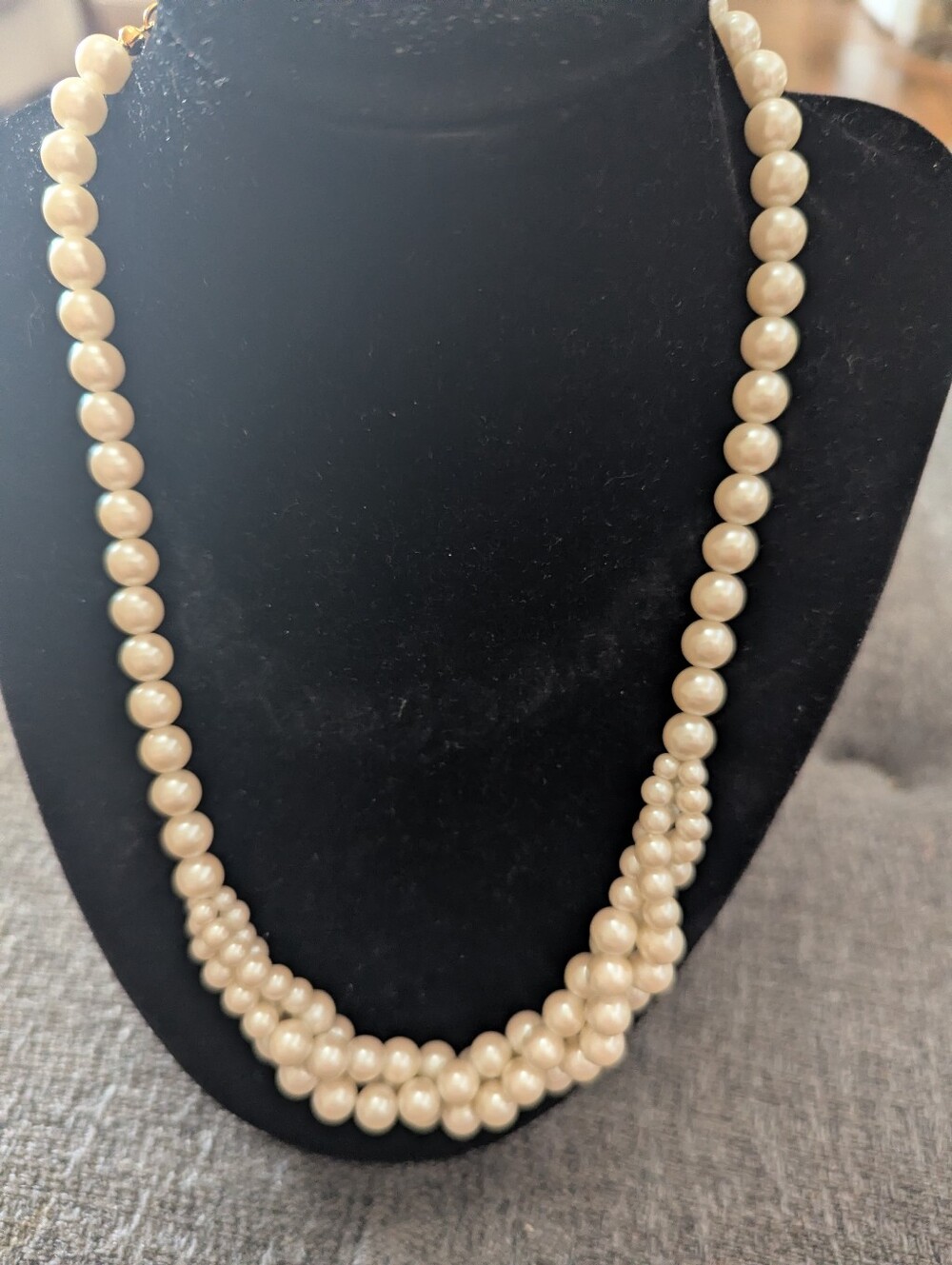 Vintage Gold Tone Clasp Faux Twisted White Pearls 9.5” Necklace